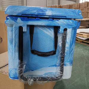 Glacière isotherme KUER-C 70Qt grise rotomoulée avec roues pour usage extérieur - Product Image 2