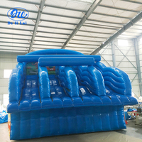 Quatre toboggans aquatiques gonflables, équipement de parc aquatique gonflable en forme de château, fabricant de grandes piscines gonflables mobiles avec toboggan aquatique