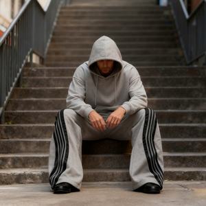 Pantalones de chándal anchos y holgados personalizados para hombre, de punto, estilo urbano, casuales, con cordón en la cintura y rayas. - Product Image 3