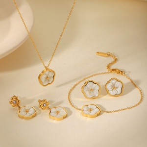 Juego de Joyería de Acero Inoxidable con Baño de Oro PVD y Flor de Madreperla para Mujer, Collar, <span class=keywords><strong>Pendientes</strong></span> y Pulsera para Uso Diario, Set de Regalo Opcional - Product Image 2