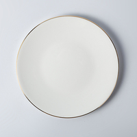 Service d'assiettes de luxe en porcelaine fine blanche avec bordure dorée pour banquets de mariage, restaurants et hôtels