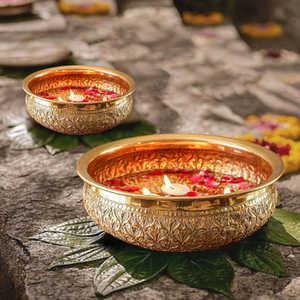 Plateaux décoratifs Anandi en métal Urli doré, ensemble élégant pour la décoration de la maison, centre de table traditionnel, ethnique, fait à la main, élégant et durable - Product Image 1