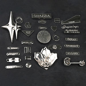 APEX Facoty OEM ODM Logotipo grabado Accesorios de ropa Etiqueta de metal Oro Plata Negro Etiquetas de forma personalizada Etiquetas de nombre para ropa - Product Image 1