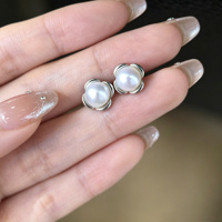 Anting Mutiara Grosir Bentuk Bunga Kuningan Berlapis Emas Putih 5.8mm Mutiara Air Tawar dan Air Asin Alami yang Dapat Disesuaikan