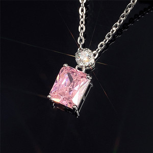 Ciondolo in Moissanite Argento 925 Taglio Smeraldo Rosa Solitario Classico Gioielli da Donna per Uso Quotidiano - Product Image 1
