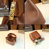 Nouveau sac seau pour femme de couleur unie, design minimaliste et polyvalent avec cordon de serrage, décoration de lettres en métal, petit sac à main
