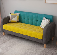 Canapé d'angle moderne deux places en tissu turquoise clair, design compact, pieds en bois clair, coussins décoratifs pour petits appartements