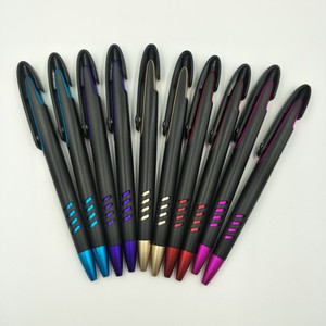Stylo bille en plastique noir mat promotionnel spécial, bon marché, avec logo imprimé sur mesure - Product Image 3