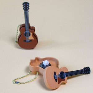 Nuevo llavero personalizado con forma de mini guitarra navideña impresa en 3D, juguete antiestrés. - Product Image 1