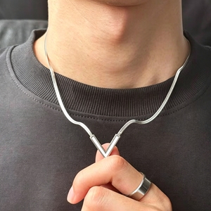 Collier unisexe en forme de V à chevrons en acier titane doré - Product Image 5