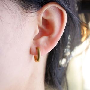 Aretes de Acero Inoxidable Personalizados al por Mayor, Resistentes al Agua, Chapados en Oro de 18k, con Diamantes Finos, Tipo Aro, para Mujeres y Adolescentes - Product Image 3