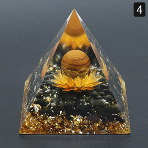 Pyramide décorative en cristal naturel poli de 6 cm avec gravier et motif lotus pour la décoration intérieure et la guérison spirituelle - Product Image 6