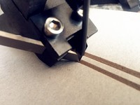 Machine à rainurer automatique en V pour carton rigide, idéale pour la production de boîtes à bijoux, boîtes cosmétiques, boîtes de téléphone et cartons de luxe