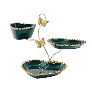 Soporte de cerámica para pastel de boda, soporte de pastel de 3 niveles con forma de corazón de estilo europeo para postres y magdalenas, con borde dorado - Product Image 5