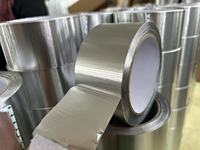 Ruban adhésif en aluminium sans doublure pour l'étanchéité des joints de construction, avec une adhérence élevée et des performances d'isolation thermique