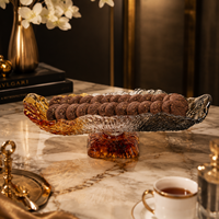 Plateau à chocolat en verre moderne Jossin avec forme rectangulaire ondulée artistique, plat de service pour événements et mise en table