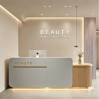 Bureau de réception moderne en bois d'ingénierie laqué avec panneau en bois lamellé et éclairage LED pour salon de beauté ou clinique