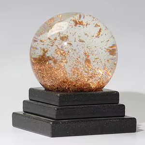 Lusso oro fiocchi palla <span class=keywords><strong>di</strong></span> <span class=keywords><strong>neve</strong></span> acqua globo in resina Souvenir con lamina d'oro <span class=keywords><strong>di</strong></span> <span class=keywords><strong>cristallo</strong></span> per regalo d'affari - Product Image 1