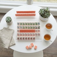 Ensemble de tuiles de mahjong artistiques bicolores rose corail avec supports d'affichage en acrylique pour la décoration de salon