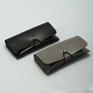 Étui à lunettes souple en cuir PU noir et gris unisexe personnalisé avec logo et cordon - Product Image 1