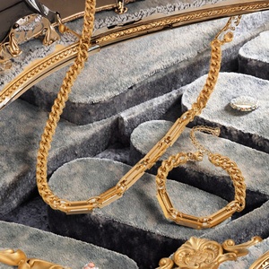 Juego de Joyería Fina de Moda para Mujer, Collar, Pulsera y Aretes con Números Romanos, Chapado en Oro de 18k, Resistente al Agua, con Diamantes, en Acero Inoxidable - Product Image 3