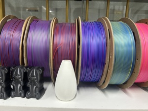 Filament <span class=keywords><strong>PLA</strong></span> <span class=keywords><strong>3D</strong></span> 1 kg 1,75 mm Bobine de <span class=keywords><strong>Fil</strong></span> Matériau d'Impression <span class=keywords><strong>3D</strong></span> Emballage Sous Vide Sûr Plusieurs Couleurs Sans Bulles pour <span class=keywords><strong>Imprimante</strong></span> <span class=keywords><strong>3D</strong></span> 240°C - Product Image 1