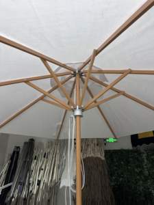 Sombrilla Comercial Grande de 9 pies con Marco Octagonal de Aluminio y Lona, con Poste Central, para Exteriores, Mesas de Mercado, Patios y Restaurantes - Product Image 4