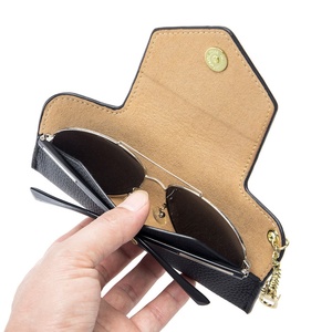 Estuche para Gafas de Sol de Cuero Genuino con Diseño Ultrafino, Correa de Cadena Portátil y Cierre de Botón a Presión - Product Image 4