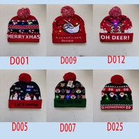 Berretto Lavorato a Maglia con Luci LED Natalizie, Pompon e Motivi di Babbo Natale, Renna e Pupazzo di Neve, Caldo Cappello Invernale per Feste Natalizie