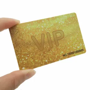 Toptan fiyat özelleştirilmiş baskı üyelik plastik PVC altın metalik seri numarası VIP kabartmalı kartlar
