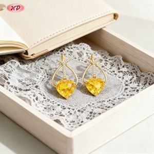 ต่างหูเพชรทรงหยดน้ำสีเหลืองจากเฮงเตี้ยน จิวเวลรี่ ชุบทอง 18K ผลิตจากทองเหลือง ขายส่ง ผู้ผลิต MOQ12 เครื่องประดับสำหรับผู้หญิงสำหรับงานเดทและงานปาร์ตี้ - Product Image 2