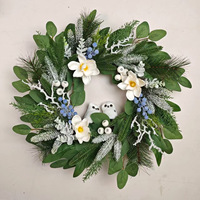 Künstlicher Weihnachtskranz mit Blaubeeren, Magnolien und Kiefernnadeln, Hängende Dekoration für Haustür, Feiertage und Partys