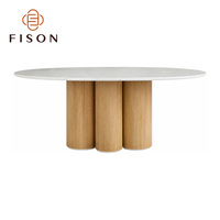 Table à manger moderne en marbre irrégulier avec trois pieds cylindriques épais en chêne, table à manger sur mesure haut de gamme pour hôtel, appartement ou resort