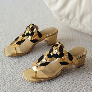 Sandales à talons carrés bas pour femme, grande taille 47, à entre-doigts, tressées, à coupe large, pour l'été - Product Image 5