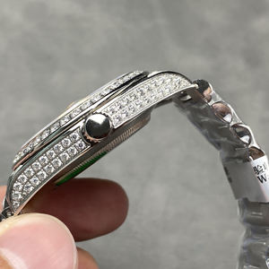 นาฬิกาหรูหราสั่งทำพิเศษ ทอง 18K พร้อมหน้าปัดแสดงวันในสัปดาห์ ประดับเพชรโมอิสซาไนต์และเพชรซิคอนแบบไอซ์ สำหรับผู้ชาย - Product Image 4