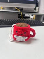 Vente chaude : Petits légumes et fruits en crochet tricotés à la main, amusants (guitare, cornichon), pour le soutien émotionnel, personnalisables