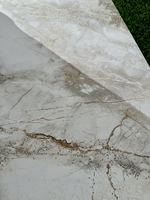 Carreaux de céramique de luxe à texture pierre dorée fluide, épaisseur 10 mm, 800x800 mm, poli brillant, antidérapant, pour sols de KTV, bars et cours.