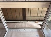 Ventana de PVC con Doble Apertura, Abatible y Giratoria, con Persianas Enrollables y Mosquitera Extraíble