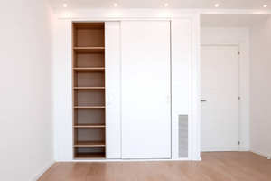Customized Walk-in <b>Bedroom</b> <b>Furniture</b> with a <b>Modular</b> Built-in Luxurious Design and a Modern Design Featuring Mirrors. - Product Image 2