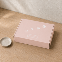 Scatola per spedizioni personalizzata in cartone ondulato E-flute con chiusura automatica, stampa UV rosa nude e bianca, logo a zampa, per regali e animali domestici