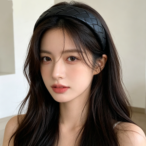 女性用幅広フェイクレザー編み込みヘッドバンド、無地PUレザー編み込みヘアフープ、滑り止めファッションヘアバンド、普段使いに - Product Image 2