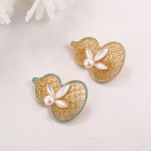 Broche en perle d'eau douce de Zhuji pour femmes, nouveau style chinois, incrustée de coquillage, gourde porte-bonheur, fleur de poitrine pour l'automne et l'hiver - Product Image 1