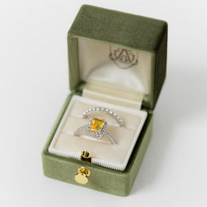 Portagioie personalizzato in velluto di seta verde Vintage di lusso due rotoli di velluto all'interno di proposte di velluto scatola per fedi nuziali per 2 anelli - Product Image 5