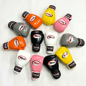 ถุงมือชกมวยไทยหนังวัวแท้ Fairtex รุ่นขายดีที่สุด แบบคู่แฝด ปรับแต่งได้ทุกสี มีให้เลือกครบสี - Product Image 1