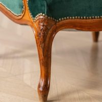 Fauteuil d'appoint individuel en bois massif sculpté à la main, style Wingback, directement de l'usine, pour salon de villa, vente en gros et approvisionnement en vrac