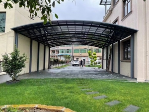 Tettoia Moderna per Parcheggio Auto Facilmente Assemblabile in Alluminio 6063 e Policarbonato Impermeabile per Esterni - Product Image 6