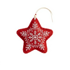 Adornos Navideños Grandes Personalizados de Fieltro Ecológico en Forma de Estrella Roja, Bordado de Copos de Nieve Blancos, Hechos a Mano para Interiores - Product Image 5