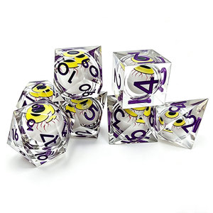 ชุดลูกเต๋าเรซิ่นใสขอบคม 7 ชิ้น ลายดราก้อนอายสีแดงเลือด สำหรับเกม DND COC RPG ขายส่ง - Product Image 5