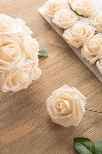 Flores artificiales 25PCS Cream Roses Flower Box Set con tallo para centros <span class=keywords><strong>de</strong></span> mesa <span class=keywords><strong>de</strong></span> boda DIY <span class=keywords><strong>y</strong></span> decoraciones <span class=keywords><strong>de</strong></span> mesa - Product Image 4