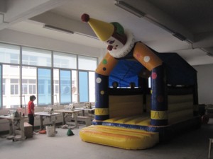 Châteaux gonflables sur le thème du cœur et de l'amour pour le plaisir des enfants, utilisation commerciale, matériau PVC, capacité de 500 kg - Product Image 3